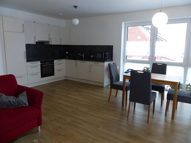 Blick zur Einbauküche