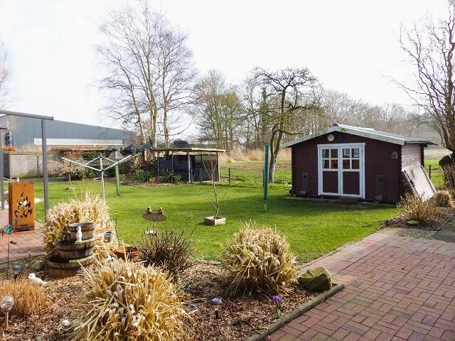 Garten mit Holzhaus