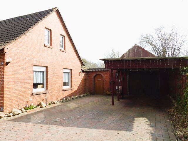 Auffahrt mit Carport