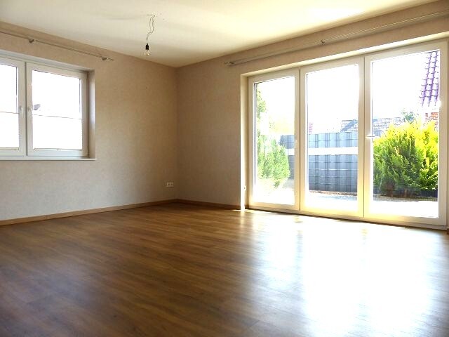 Wohnzimmer mit Zugang zur Terrasse