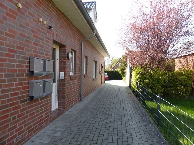Eingangsbereich und Zufahrt PKW Stellplatz 2