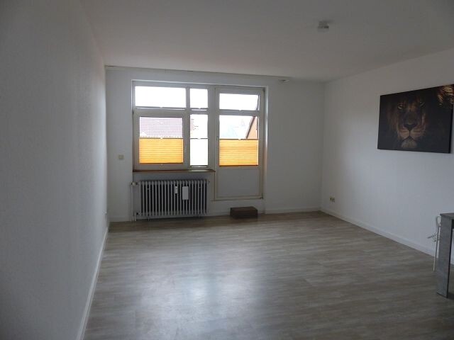 Wohnzimmer mit Zugang zum Balkon