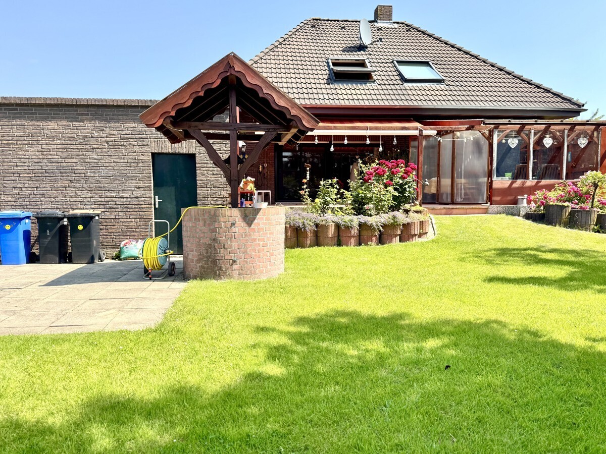 Gartenansicht auf Terrasse und Haus