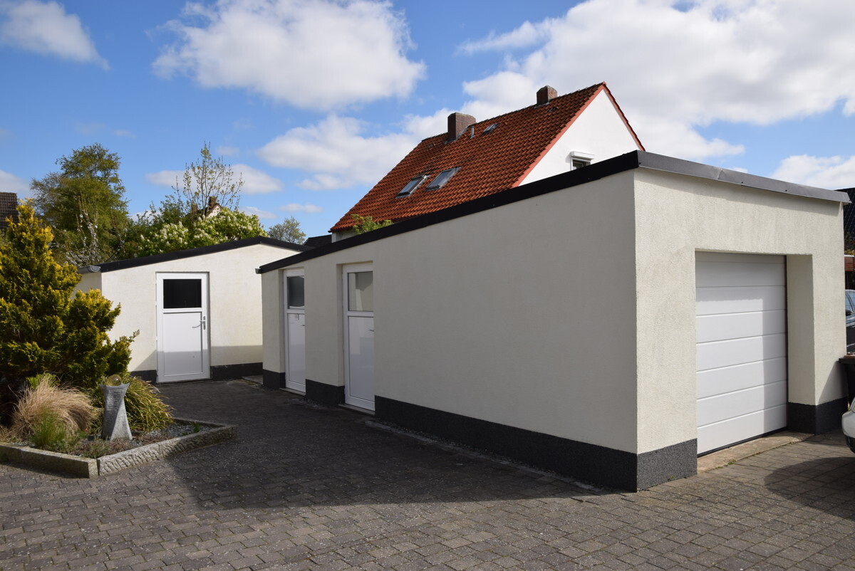 Garage mit Stellplatz