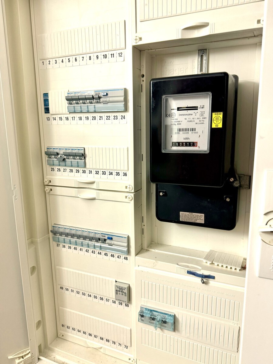 aufgeräumter E-Zähler und - Sicherungsschrank