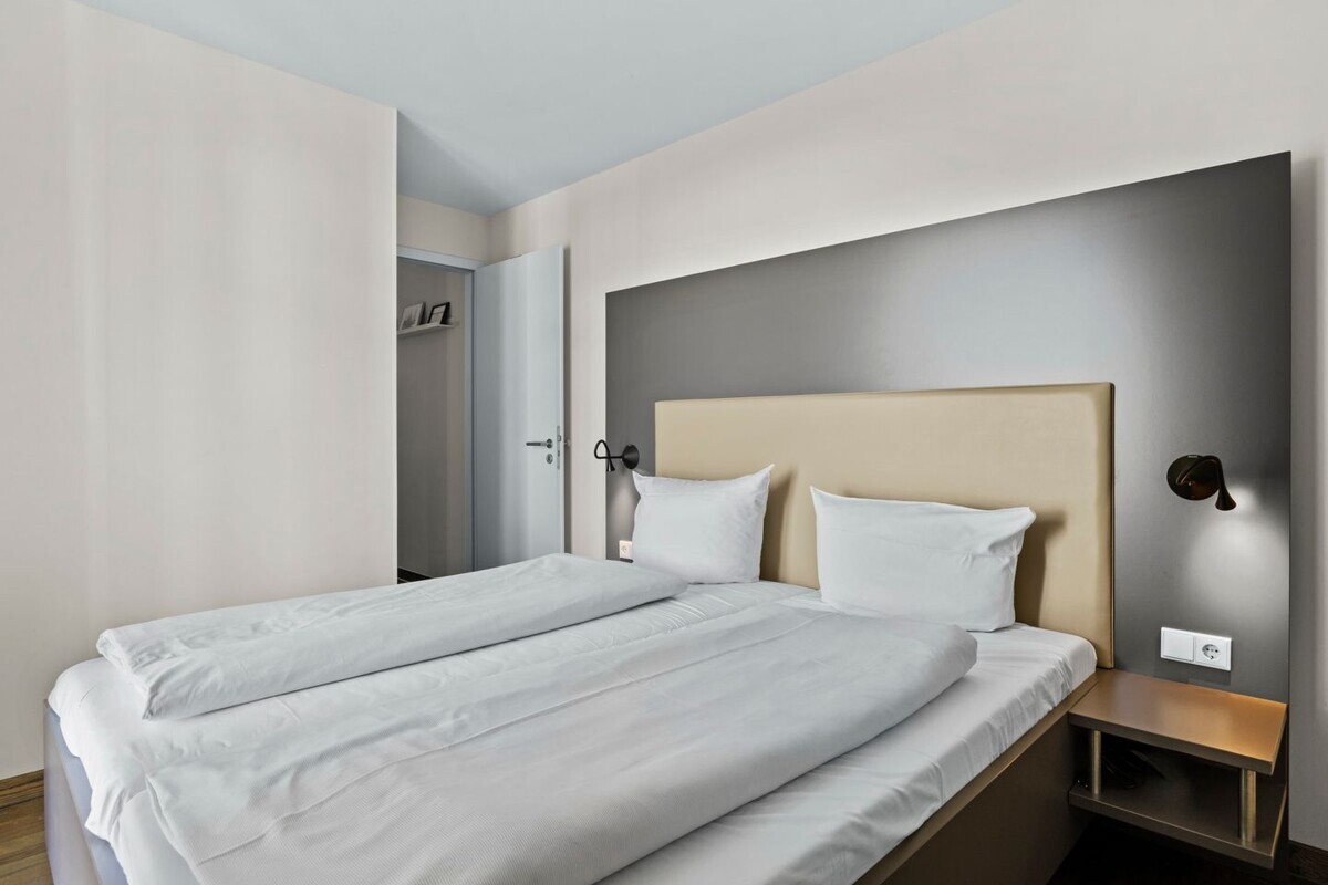 Schlafzimmer 1