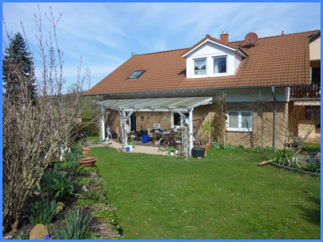 Gartenansicht mit überdachter Terrasse