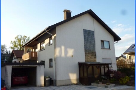 Hausansicht mit Garage