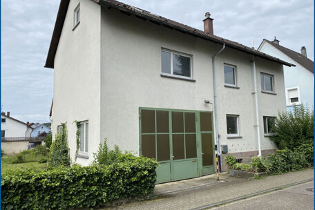 Hausansicht mit Zufahrt