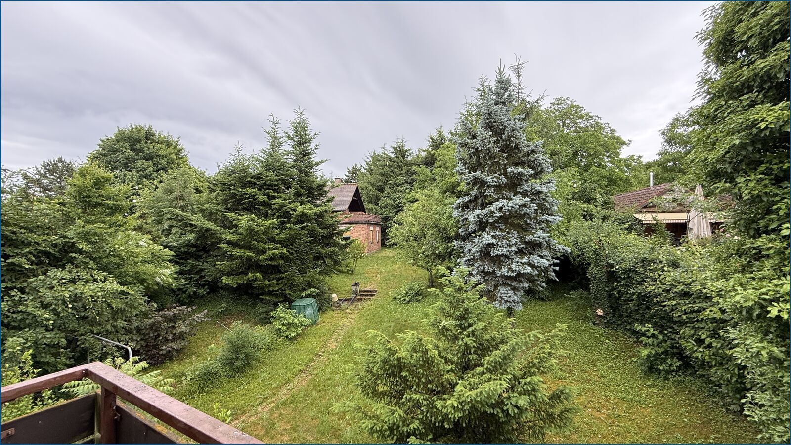 Blick in den Garten vom Obergeschoss