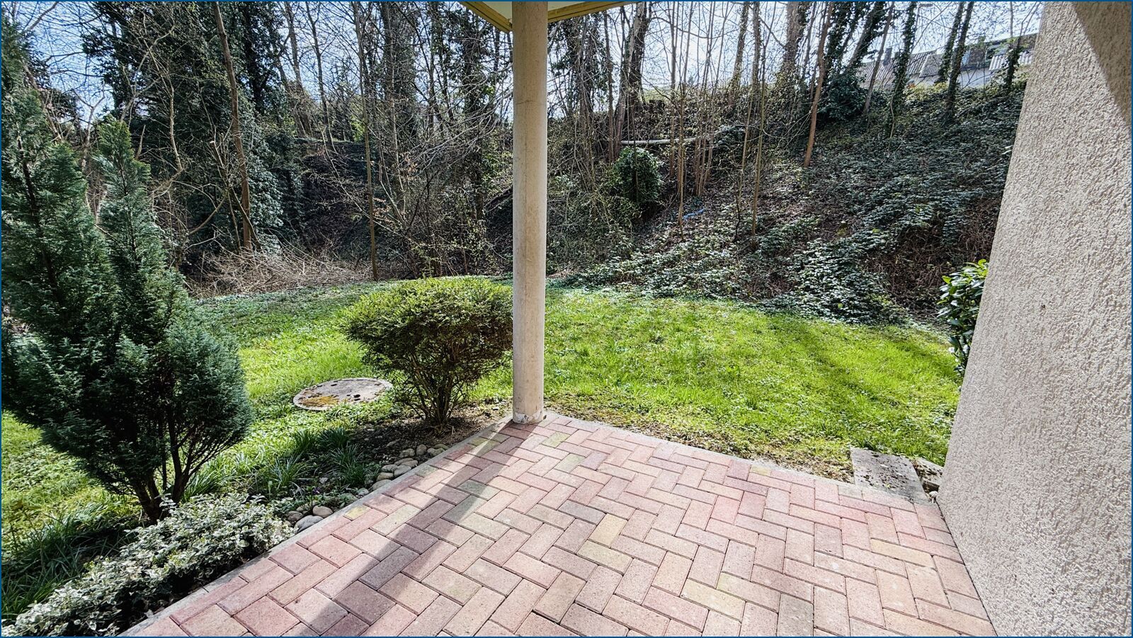 Terrasse mit Blick in den Garten