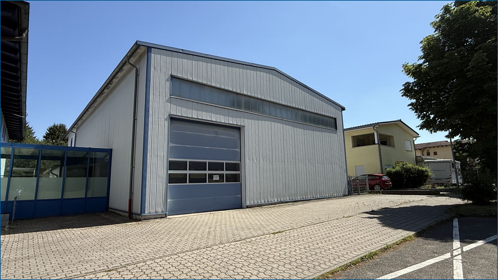 Halle mit KFZ-Stellplätzen