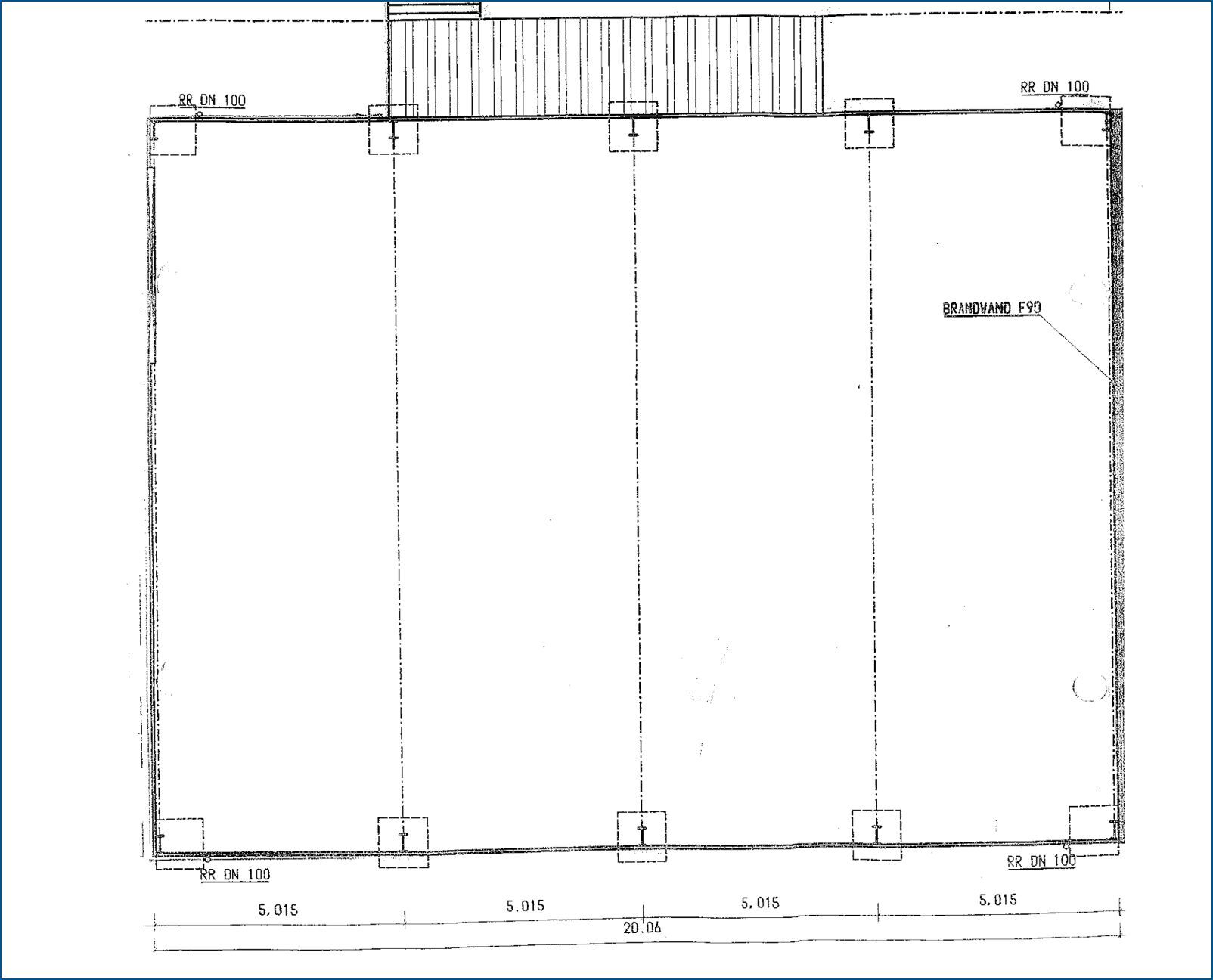 Gewerbehalle mit Massen