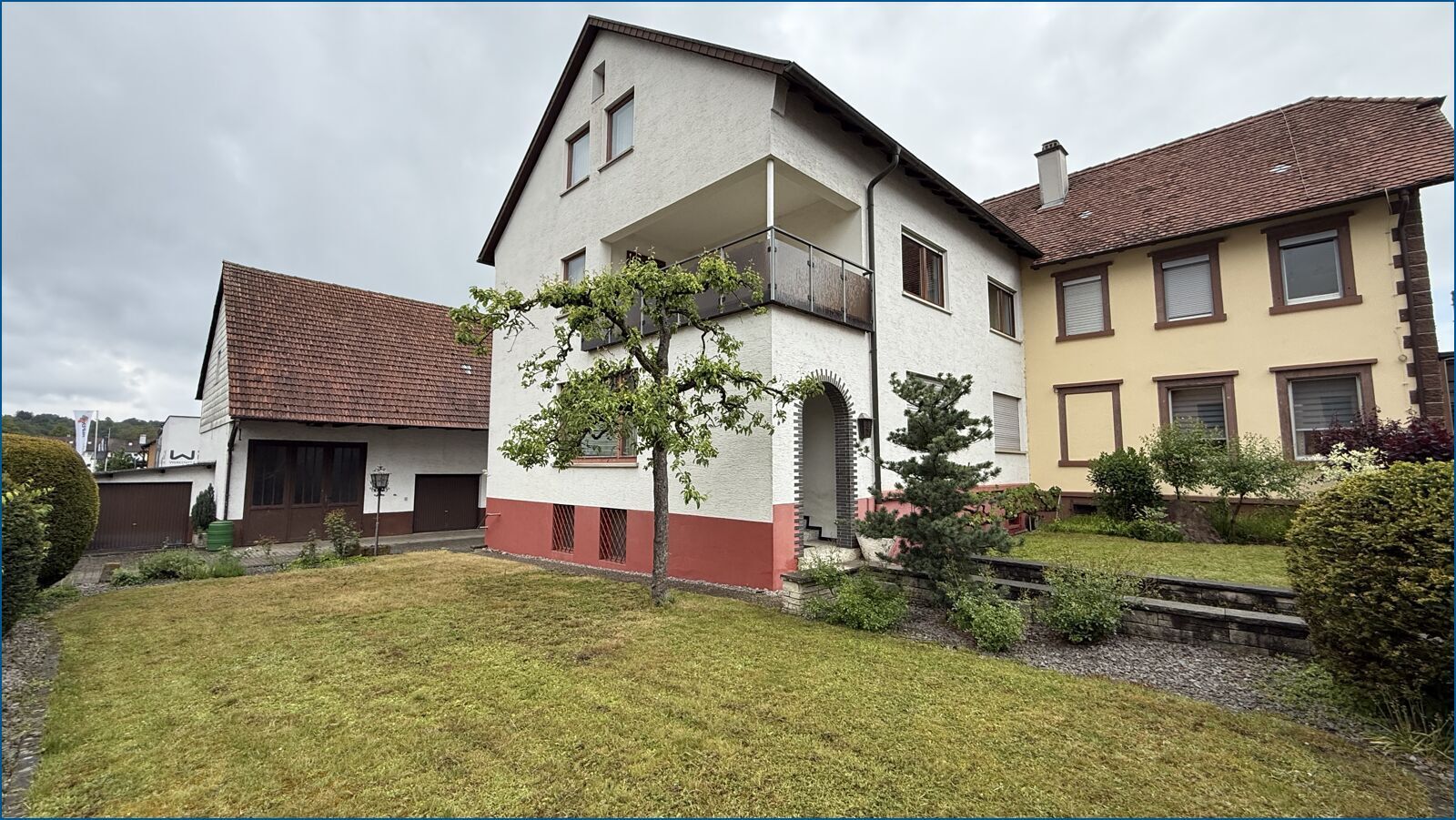 Hausansicht mit Vorgarten