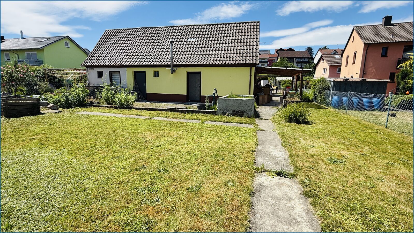 Garten mit Nebengebäude