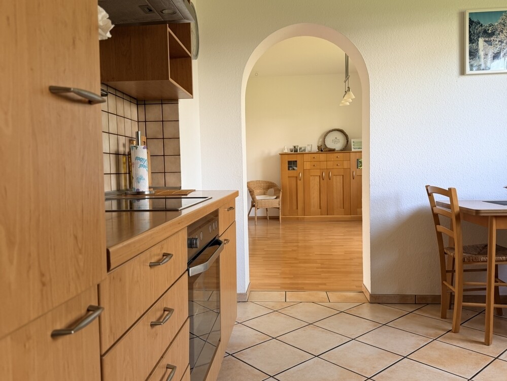 Blick Küche ins Esszimmer