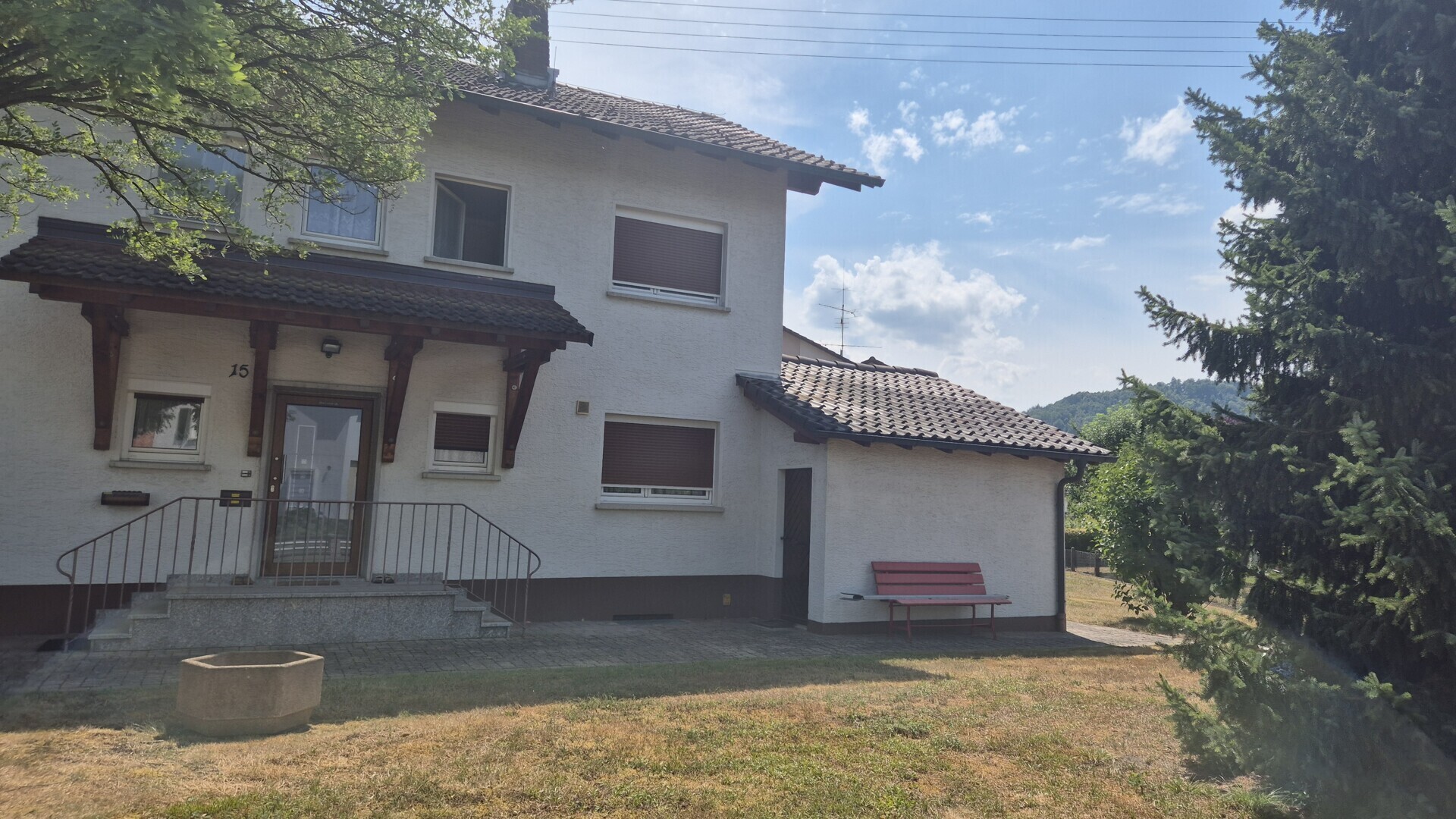 Straßenansicht seitlich