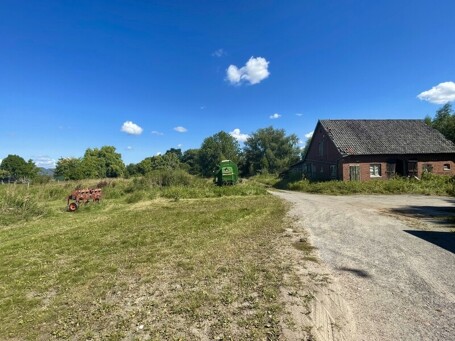 Aussicht nach hinten Richtung Hof und Grünland