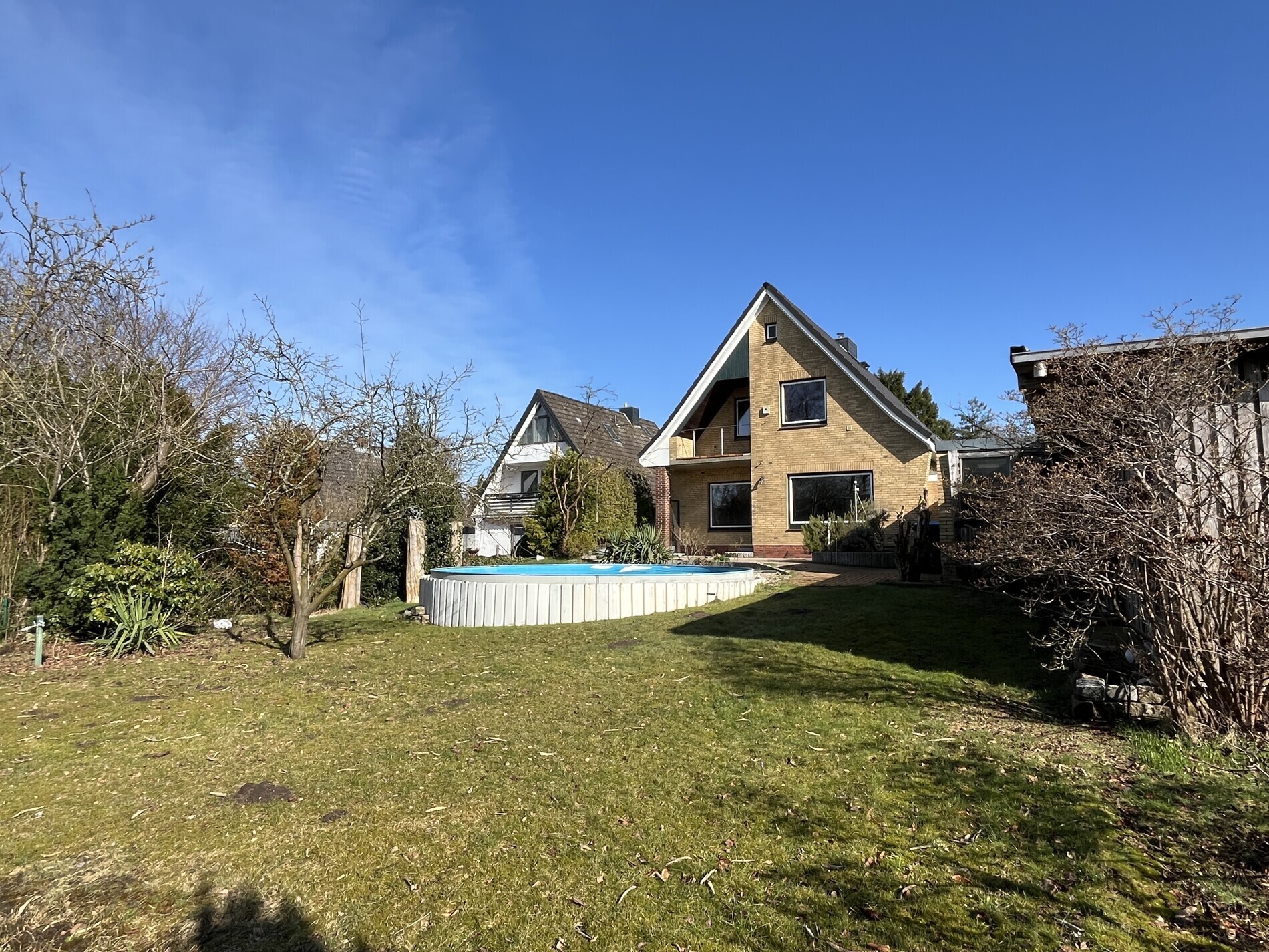Garten und Rückansicht Haus