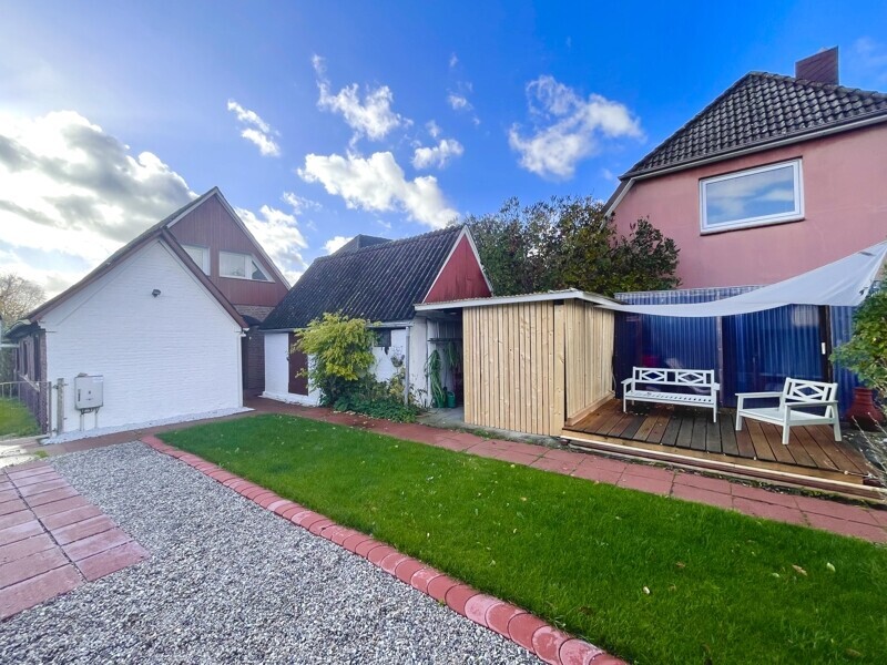 Nebengebäude und Terrasse