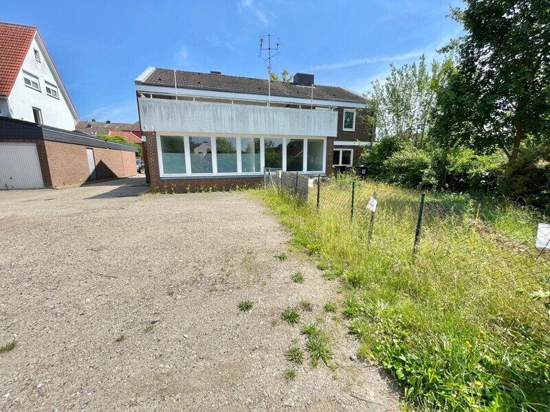 Haus von hinten mit Parkplatz weiter weg
