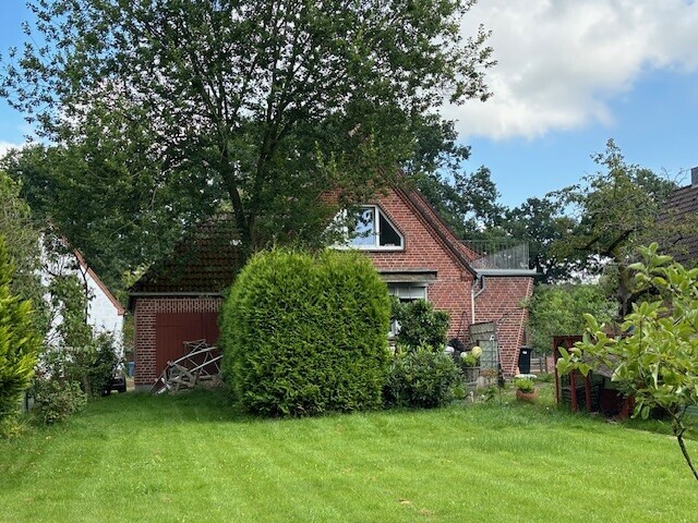 Garten mit Blick auf das Haus