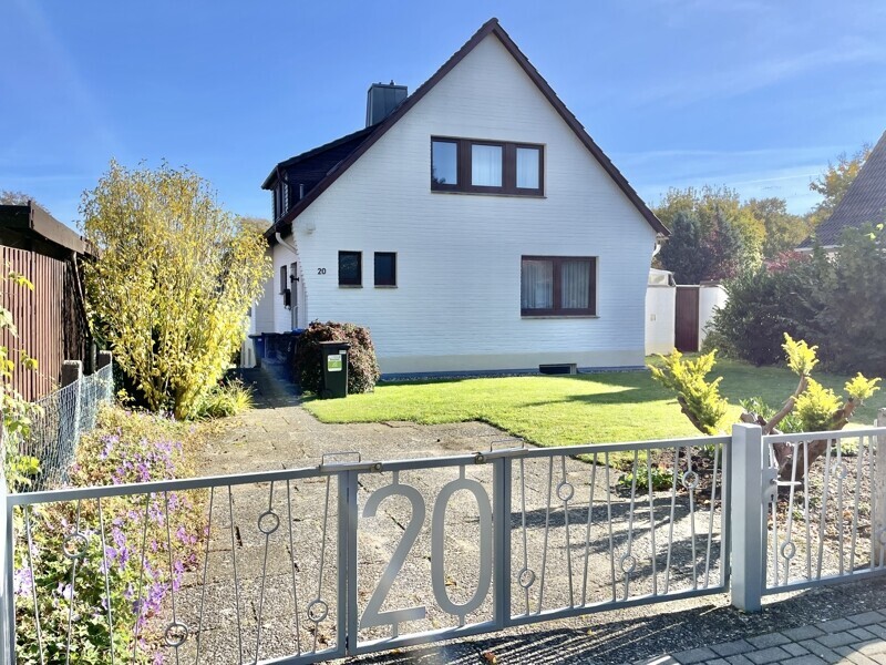 Haus von vorn mit Zaun