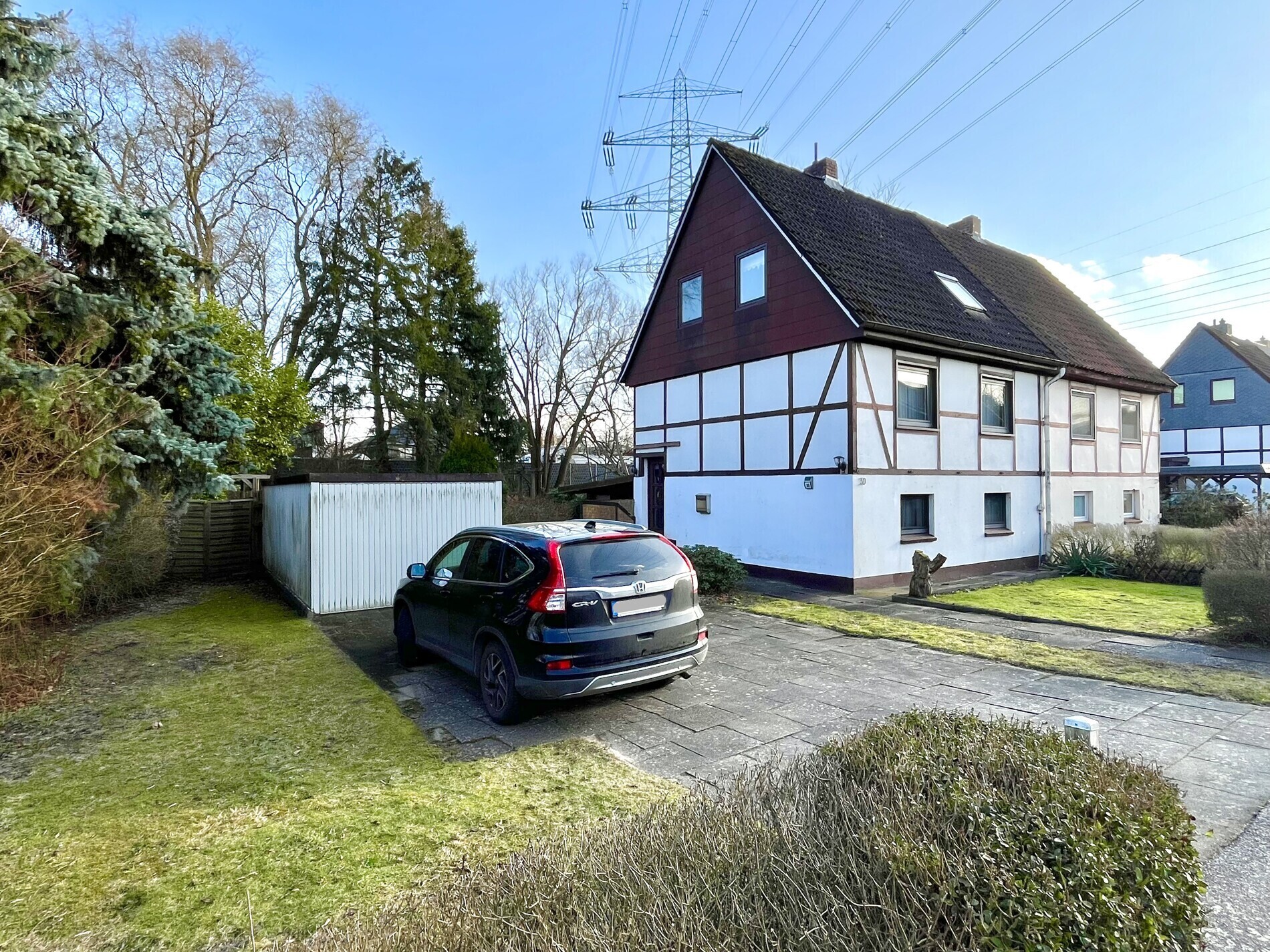 Vorgarten mit Auffahrt und Garage