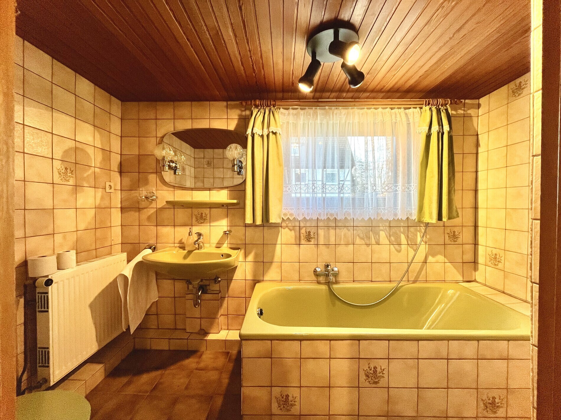 Badezimmer im ebenerdigen Untergeschoss