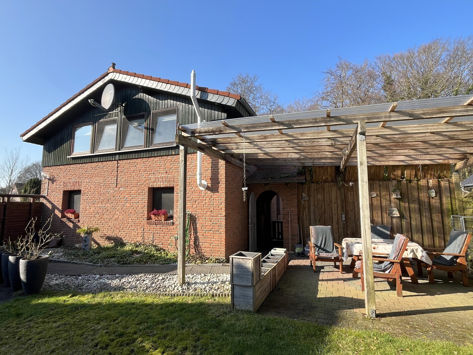 Rückansicht Haus mit überdachter Terrasse
