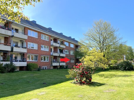 Rückansicht Mehrfamilienhaus mit Garten