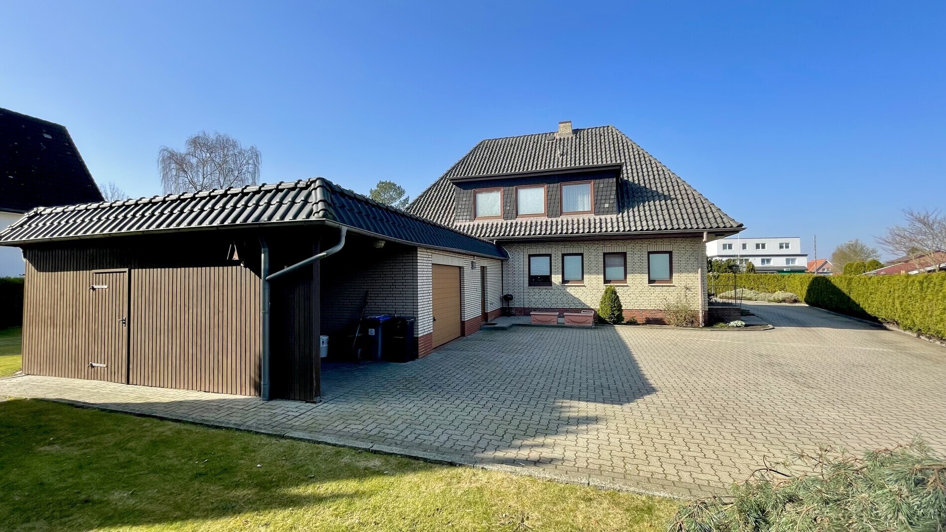 Hof mit Anbau, Garage und Carport