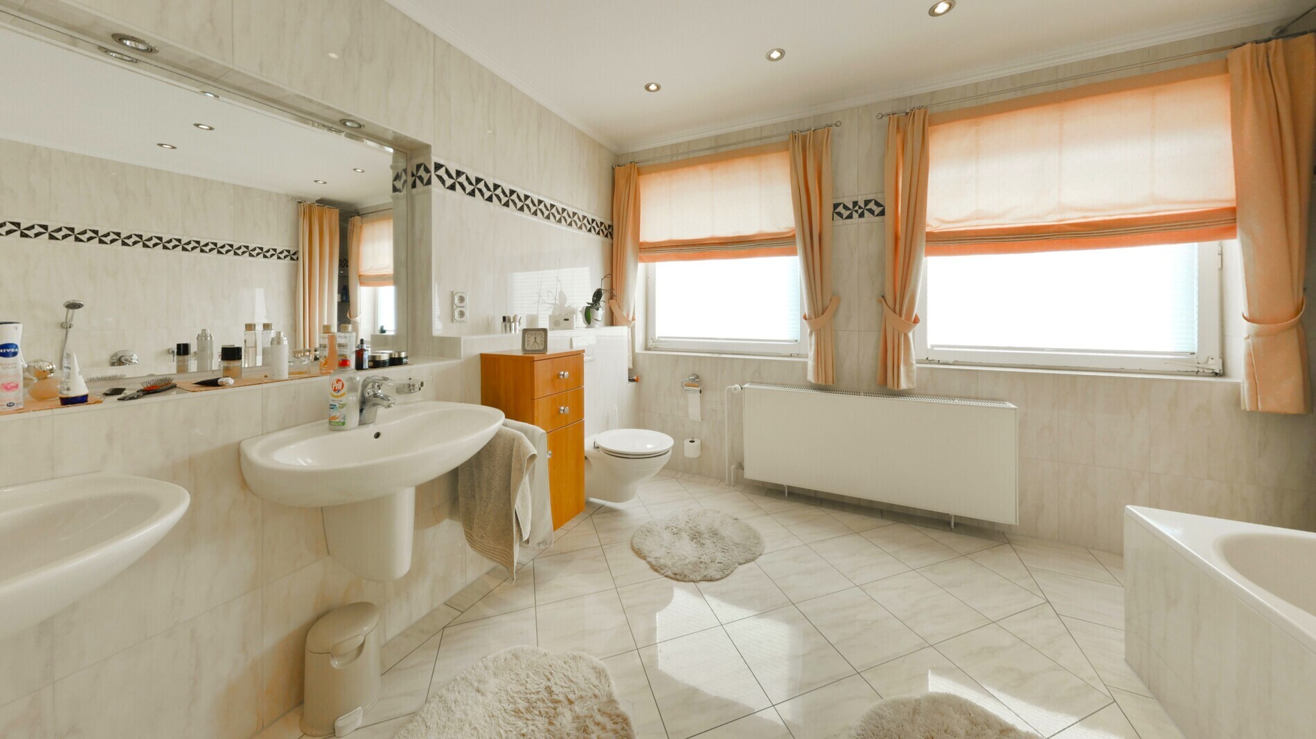 Badezimmer mit Dusche und Badewanne