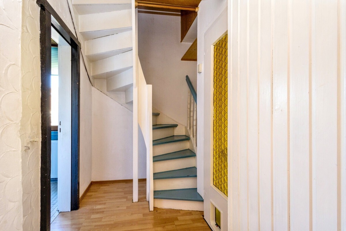 Treppenaufgang Spitzboden - leerstehende Wohnung OG