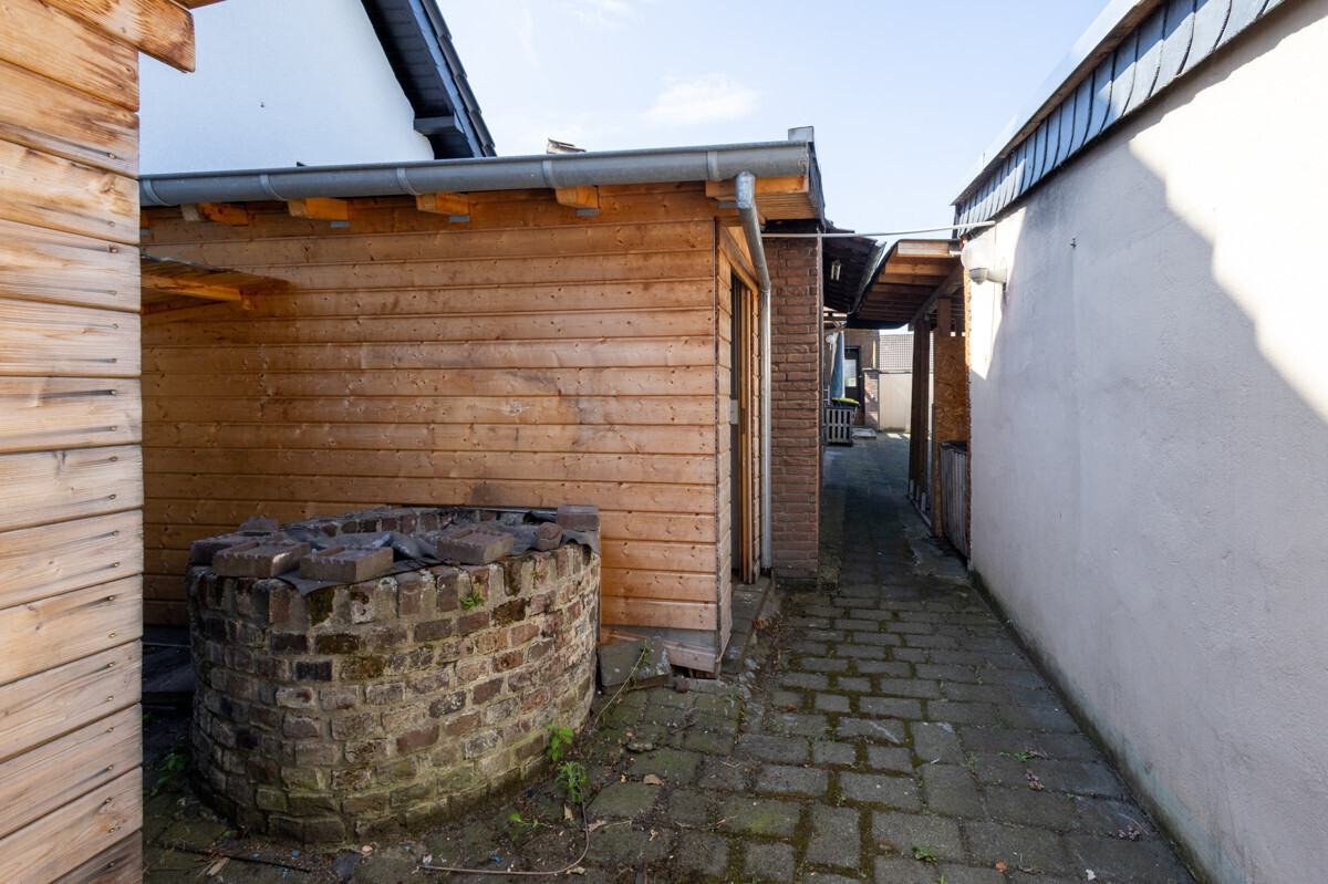 Brunnen und Gartenhäuser