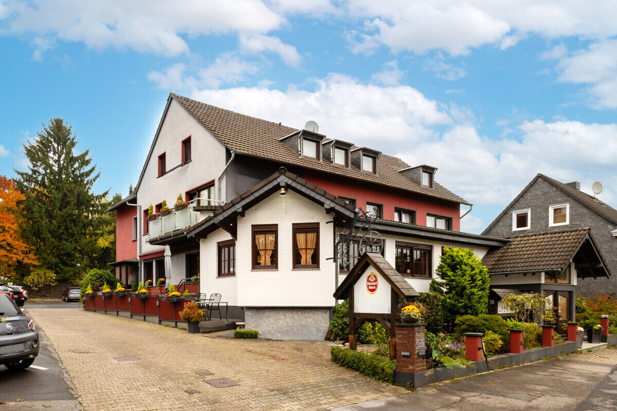 Außenansicht / Parkplätze seitlich