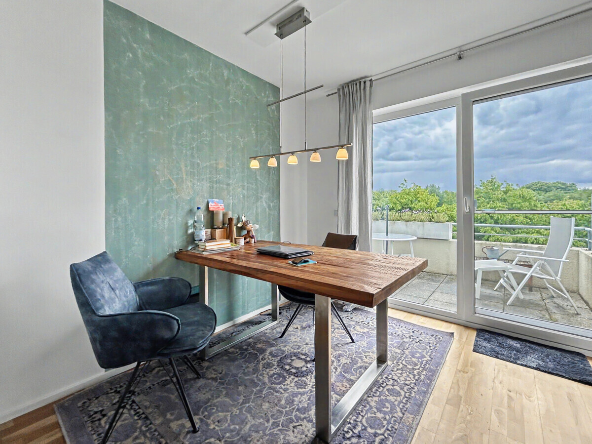 Wohn- und Esszimmer mit Zugang Balkon