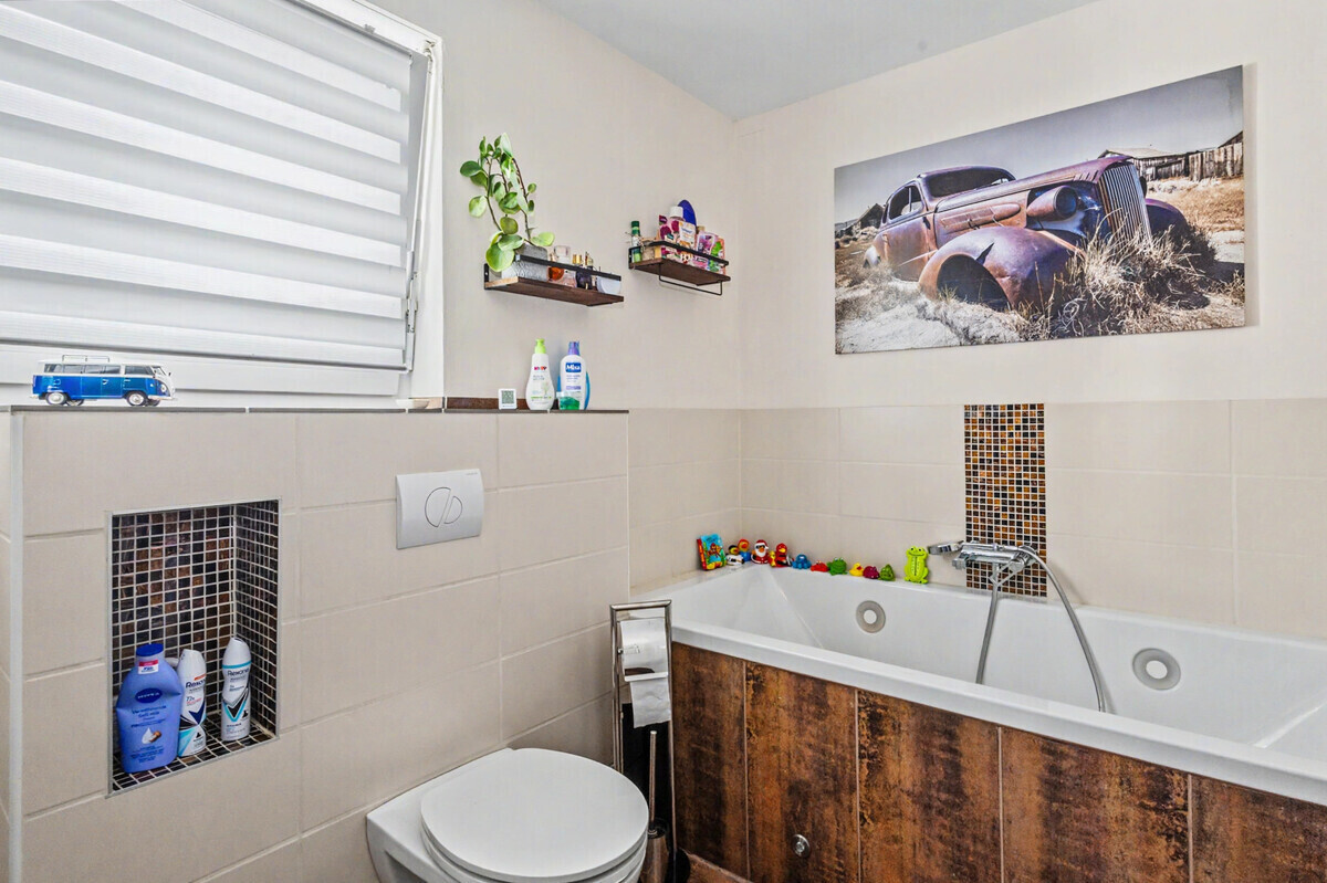 Tageslichtbad mit Dusche & Wanne