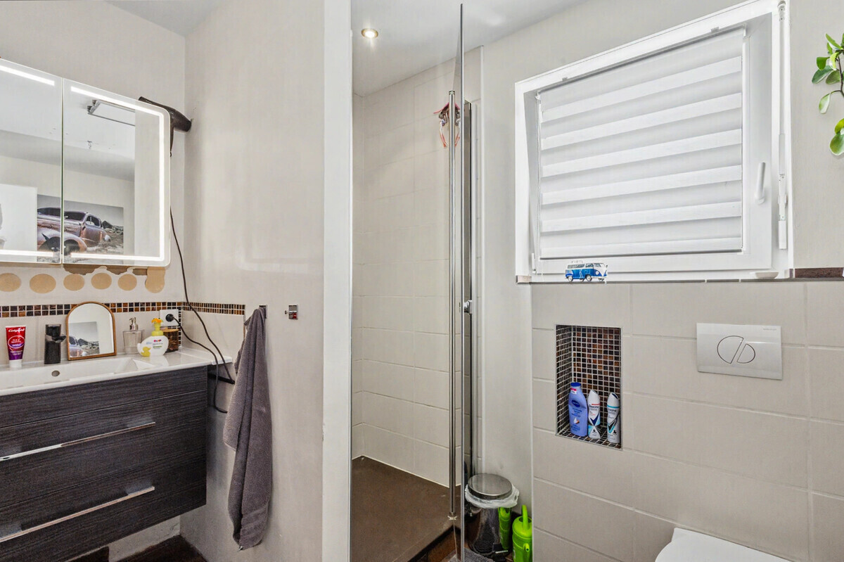 Tageslichtbad mit Dusche & Wanne