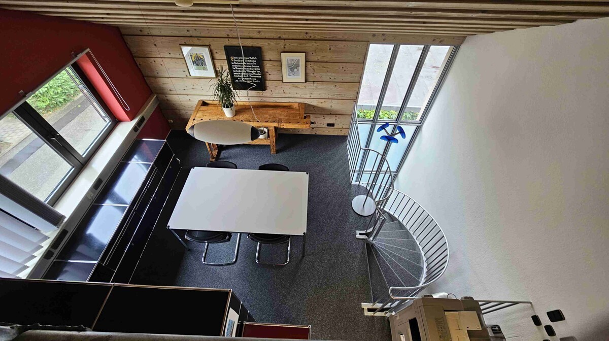 Büro Galerie Blick auf Besprechung