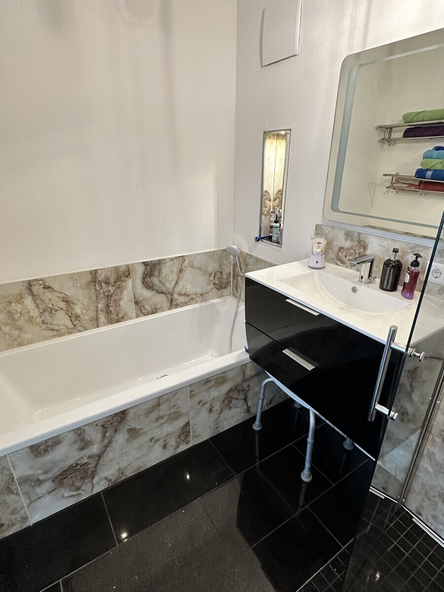 Bad mit Dusche und Wanne