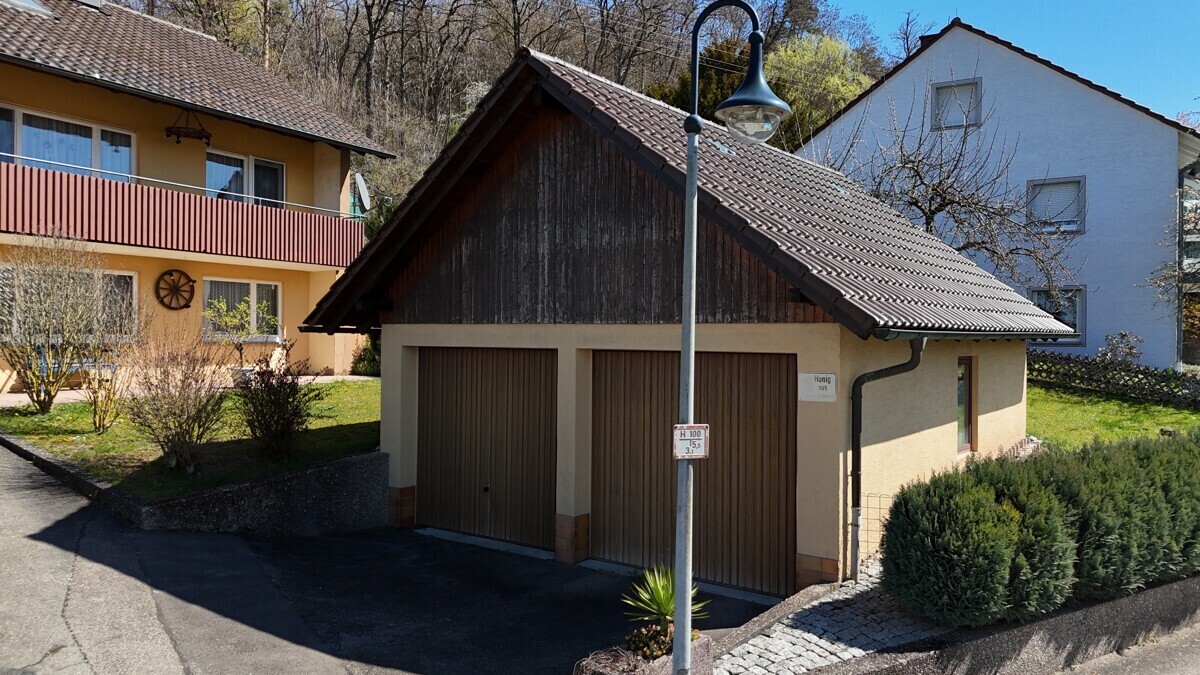 Doppelgarage mit Stauraum im Dachstuhl
