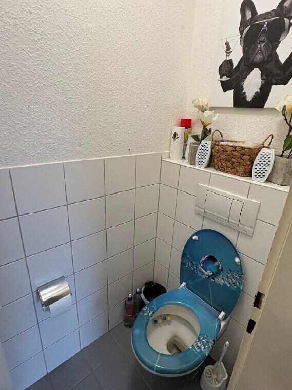 separates WC