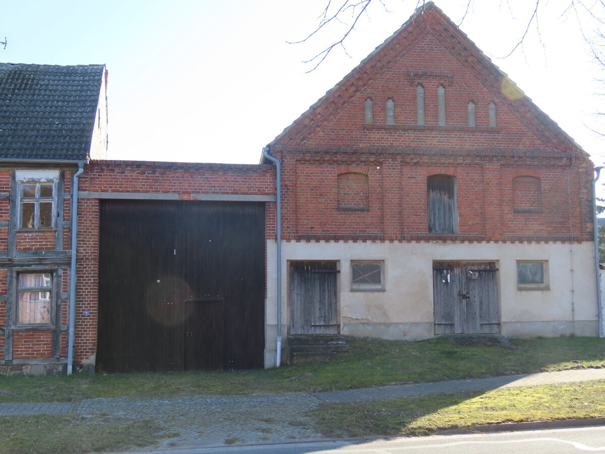 Einfahrt und Stallgebäude