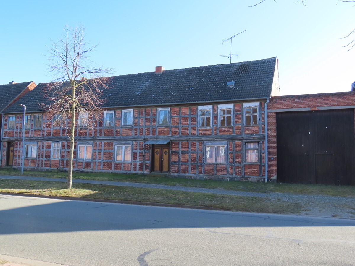 Wohnhaus und Einfahrt