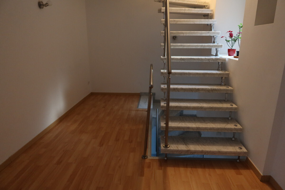 Treppe ins 2. OG