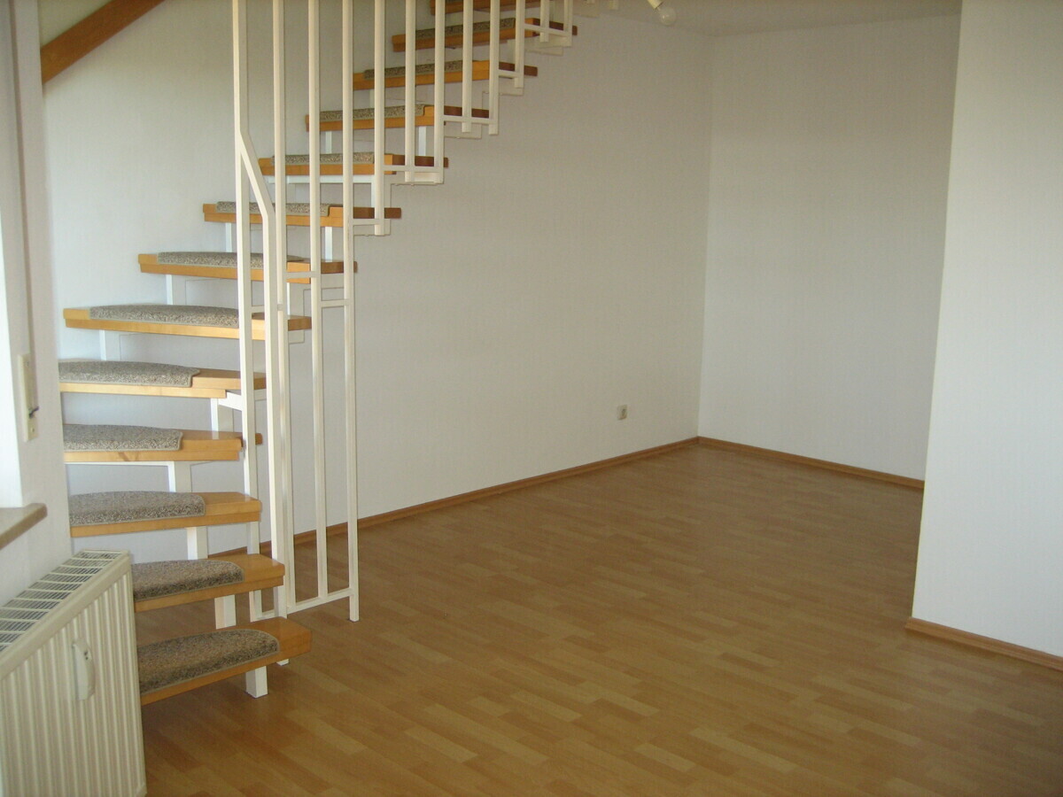 Wohnzimmer mit Treppenaufgang