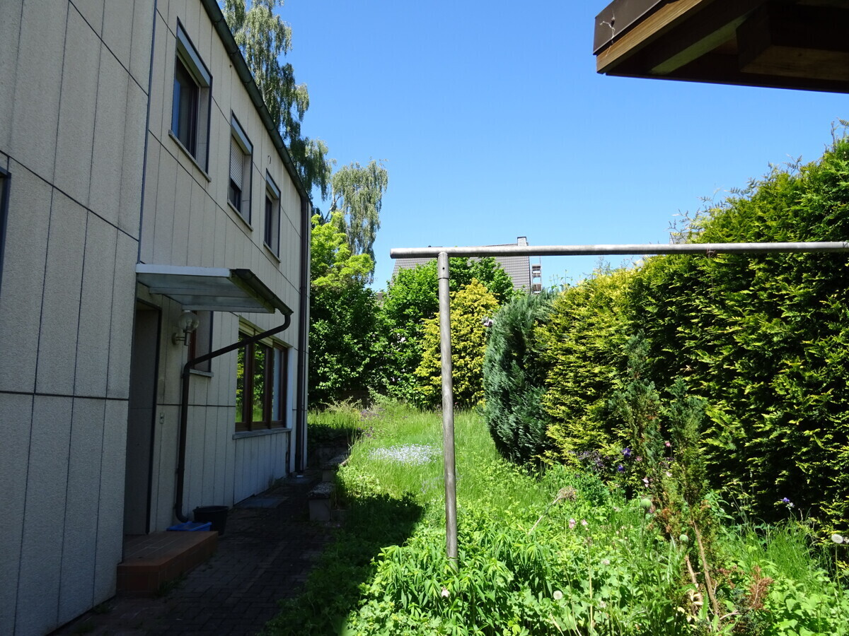 Teilansicht mit Garten