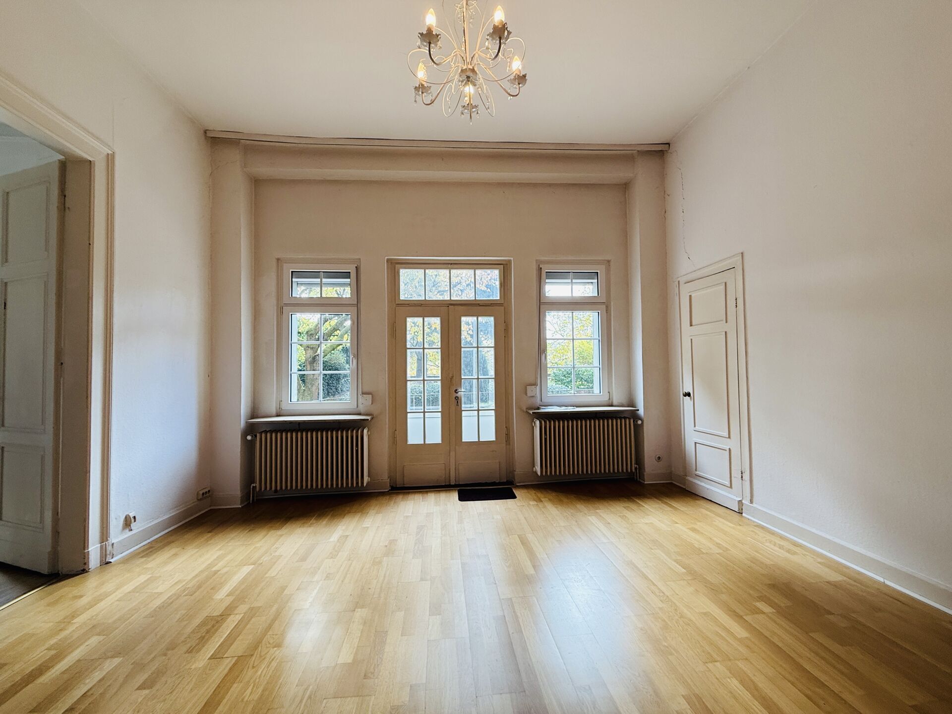Wohnbereich mit Zugang zur Terrasse
