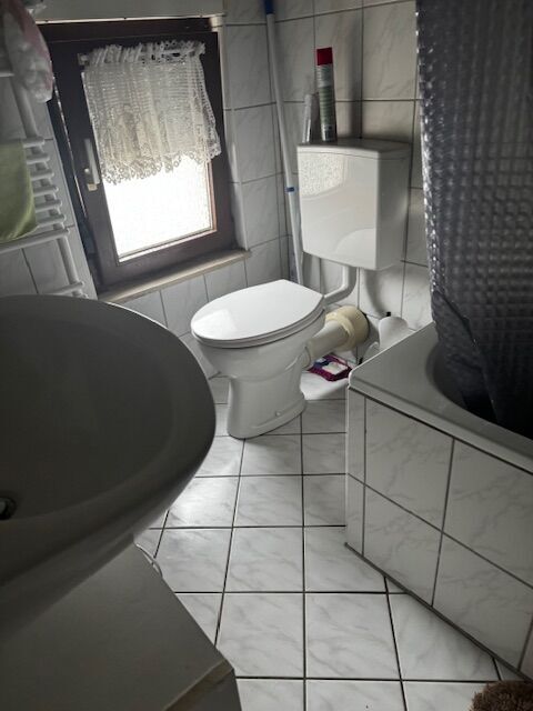 mit Fenster und Wanne